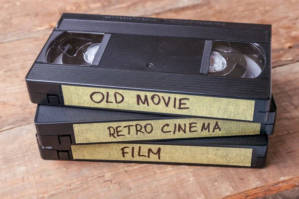Casetes VHS con películas antiguas sobre tablas de madera — Foto de Stock
