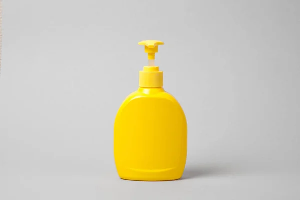 Hygiënische crème vloeibare zeep in gele plastic fles. mockup — Stockfoto