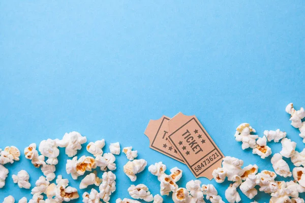 Kinokarten und Popcorn auf blauem Hintergrund. Kopierraum für Text — Stockfoto