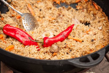 Haze ile yangın su ısıtıcısı üzerinde pilav et ve sebze ve kırmızı büyük kırmızı biber ile pişirilir. Sokak gıda.