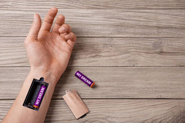 Мечта дает силу и энергию движется дальше. Слово, что моя мечта написана на батарейке. Человек со слотом для зарядки батарей
