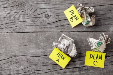 Başarısız olan iş plan A, B ve C. basılan Doları Lirası ahşap masa üstünde. Kavramı