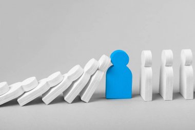 Domino etkisi iş kavramı. Çökmekte iş sonbaharında özel işçi lideri tarafından kaydedilir. Çizgi adam beyaz rakamları Domino düşüyor, bir mavi adam durur 