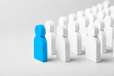 İş takım lideri kavramı hedef doğrultusunda hareket yönü gösterir. Kalabalık beyaz mavi renk lider için dönüyor