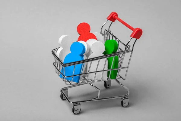 How to choose the right employees. What employees are needed. Purchase of personnel. The shopping trolley and people in it. Concept — Stock Photo, Image