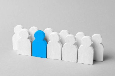 Kişi kalabalıktan sıyrılıyor. İş takım lideri. Kavramı