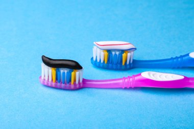 Diş macunu beyazlatma diş fırçası her zamanki gibi renkli ve siyah üzerinden kömüre olduğunu. Kavram. Seçmek için hangi diş macunu? Nasıl dişleri beyazlatmak için?