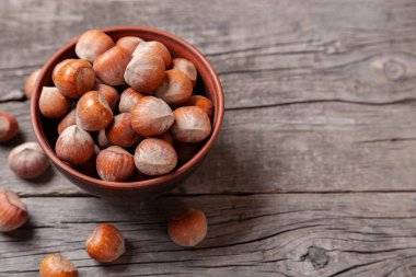 Fındık için plaka üzerinde eski bir ahşap masa... Metin için yer kopyalayın