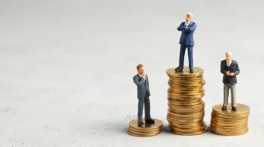 Altın para yığınından büyük kârlar elde eden başarılı bir iş adamı ve küçük şirketlerle daha az başarılı iş adamları. Daha fazla kazanmayı öğrenme kavramı, iş öğrenme..