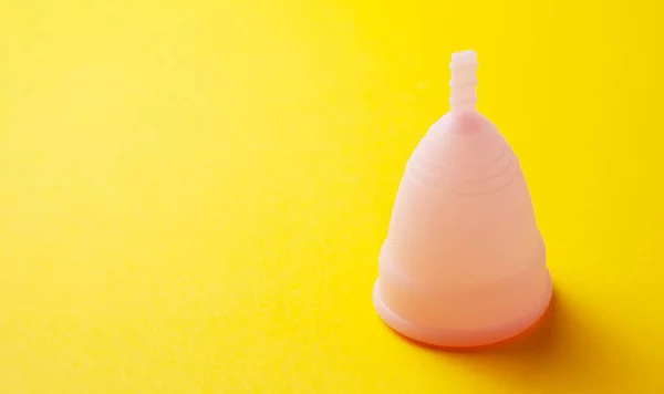 Copa menstrual de silicona. Exige salud e higiene alternativa. Fondos amarillos. —  Fotos de Stock