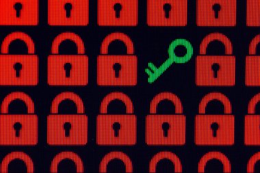Açık kişisel bilgilere erişmenin ya da hacklemenin sembolü olarak anahtar. Siyah arkaplanda kırmızı piksel kilitleri ve yeşil anahtar, yakın plan.