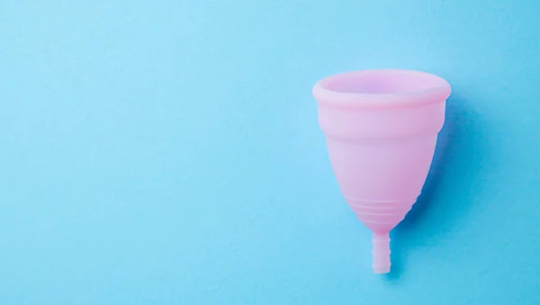 Copa menstrual de silicona. Exige salud e higiene alternativa. Fondos azules. —  Fotos de Stock