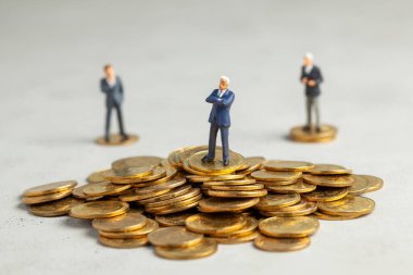 Altın sikke yığını ve küçük şirketler ile daha az başarılı işadamları büyük kar ile başarılı işadamı. Şirkete yeterli yatırım.