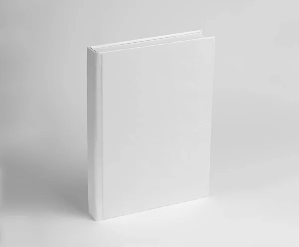 Livro de papel branco modelo em branco Fundo cinza. zombaria-se — Fotografia de Stock