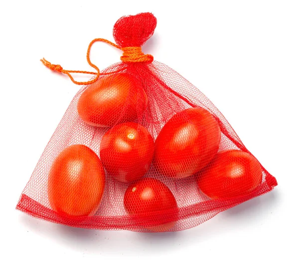 Bio-Netz zum Einkaufen von Gemüse. Tomaten in einem Gitter. Isoliert auf weißem Hintergrund — Stockfoto