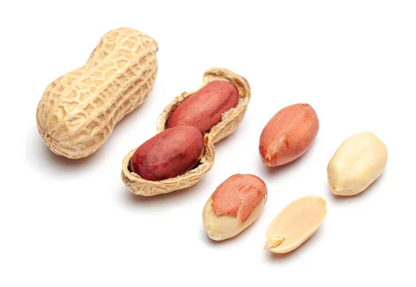 Amendoins secos em casca closeup isolado no fundo branco — Fotografia de Stock