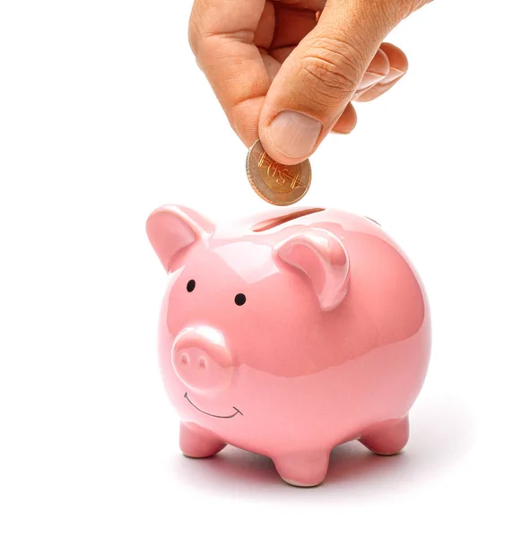 粉红的小猪银行和硬币在一只被白色背景隔离的雄性手上 — 图库照片