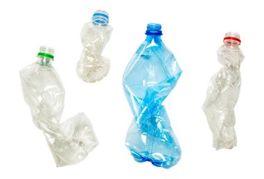 Buruşmuş plastik şişeler beyaz arka planda izole edilmiş..