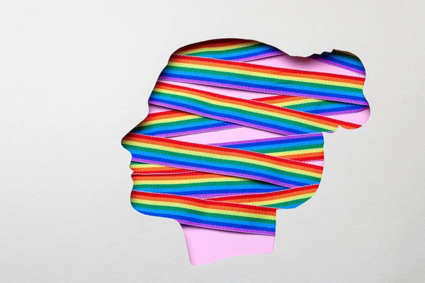 Silhuett av ett kvinnligt huvud och regnbågsband av Lgbt stolthet. Lesbiska i huvudet — Stockfoto