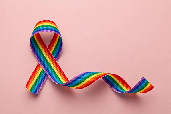 Lazo arco iris LGBT símbolo de orgullo. Basta de homofobia. Fondo rosa — Foto de Stock