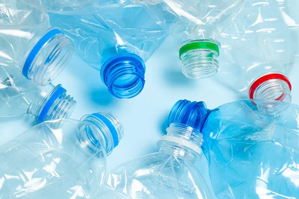 Смятые пластиковые бутылки на синем фоне. Пластиковый мусор — стоковое фото