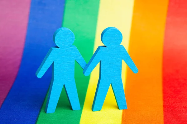 两个男同性恋者牵着手。Lgbt背景彩虹旗. — 图库照片
