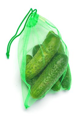 Sebze almak için organik ağ. Salatalıklar ızgarada. Beyaz bir arkaplanda izole edilmiş