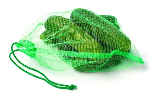 Βιολογικό δίχτυ για ψώνια λαχανικών. Αγγούρια στο πλέγμα. Απομονωμένα σε λευκό φόντο — Φωτογραφία Αρχείου