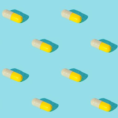 Kusursuz doku deseni. Yeşil arka planda kapsüldeki haplar. Hazır ol. Yaz güneşinden gelen uzun ve sert bir gölge