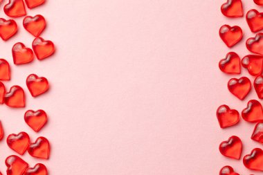 Kırmızı kalpler pembe arka planda çerçeve olarak. Metin kopyalamak için boş yer. maketleme.