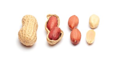 Kabuktaki kurumuş fıstıklar beyaz arka planda izole edilmiş.