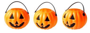 Cadılar Bayramı. Beyaz arka planda izole edilmiş balkabağı şekeri sepeti. Ayarla.