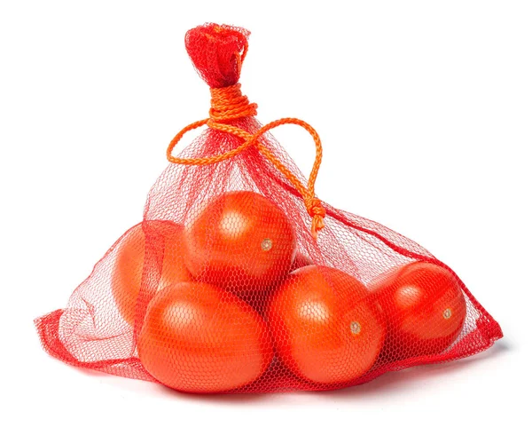 Bio-Netz zum Einkaufen von Gemüse. Tomaten in einem Gitter. Isoliert auf weißem Hintergrund — Stockfoto