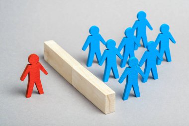 Yanlış personel seçmişsin. İş ekibinde ayrımcılık.