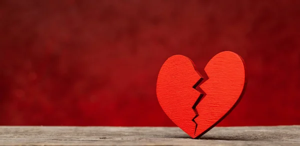 Coração partido. Rachadura no coração vermelho, rompendo a relação. Fundo vermelho . — Fotografia de Stock