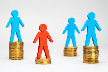 Bir yığın bozuk para üzerinde başarılı bir iş adamı. Büyük kar