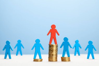 Bir yığın bozuk para üzerinde başarılı bir iş adamı. Büyük kar