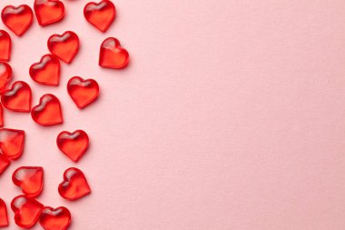 Kırmızı kalpler pembe arka planda çerçeve olarak. Metin kopyalamak için boş yer. maketleme.