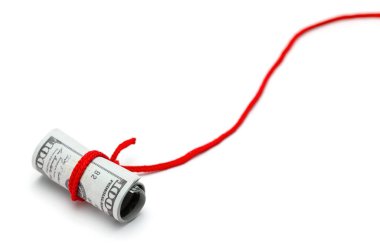 Para tuzağı, hile. Kırmızı iple bağlanmış nakit paralar. Beyaz arkaplanda izole