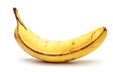 Olgunlaşmış yaşlı muz. Siyah noktalı sarı muz. Beyaz bir arkaplanda izole edilmiş