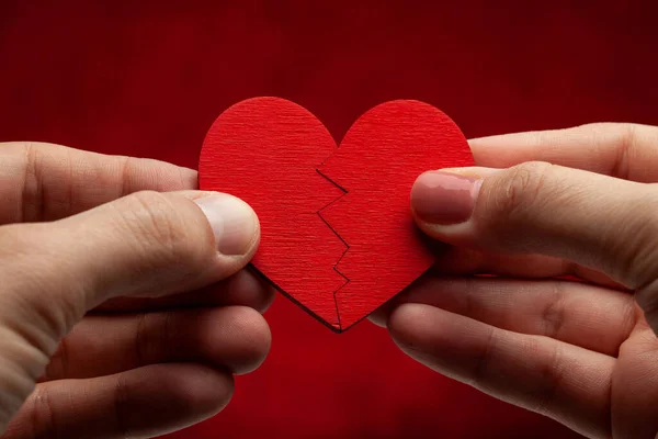 Två halvor av ett hjärta. En man och en kvinna förenar ett hjärta. Par förälskade — Stockfoto