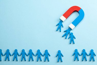 Personel alımı ve mıknatıs iyi çalışan liderleri çeker. Mavi arkaplan