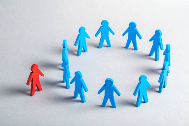 Yanlış personel seçmişsin. İş ekibinde ayrımcılık.