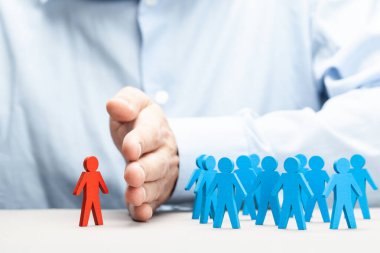Yanlış personel seçmişsin. İş ekibinde ayrımcılık.