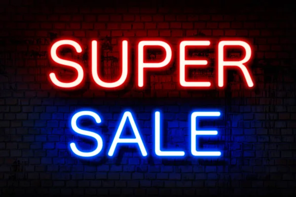 Super-Verkauf. Leuchtreklame mit leuchtenden Buchstaben aus Rot und Blau auf einer schwarzen Ziegelwand — Stockfoto