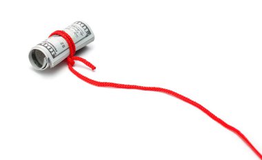 Para tuzağı, hile. Kırmızı iple bağlanmış nakit paralar. Beyaz arkaplanda izole