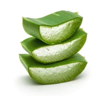 Aloe vera parçaları beyaz arkaplanda izole edilmiş.