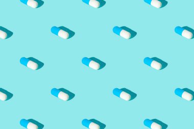 Yeşil arka planda kapsüldeki haplar. Hazır ol. Doku