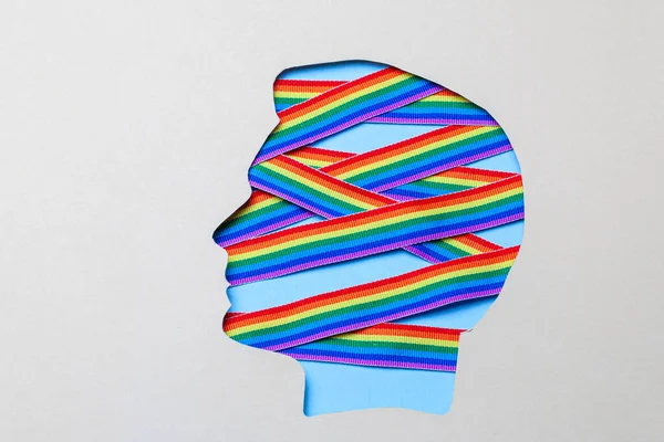 Silhuett av ett manligt huvud och regnbågsband av hbt-stolthet. Bög i huvudet inuti — Stockfoto