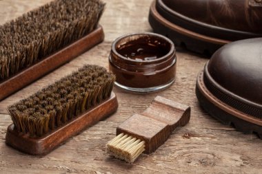 Ayakkabı boyası. Temizlik ve ayakkabı boyama için fırçalar. Krem fırça ve çizme